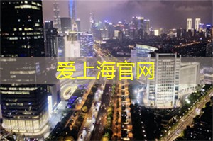 湖泊边的垂柳倒映在碧波之中